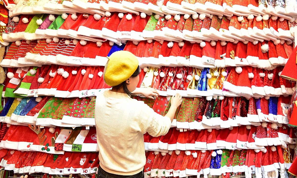 Yiwu Christmas market Sellers hope the pandemic can be controlled soon