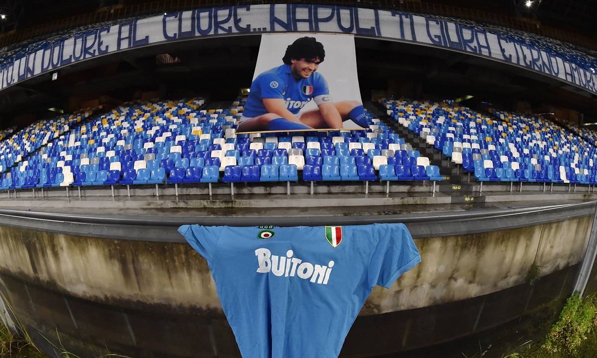 A photo of Argentine football legend Diego Maradona is placed in the stadium prior to the match between Napoli and Roma in Naples, Italy on November 29. Photo: VCG