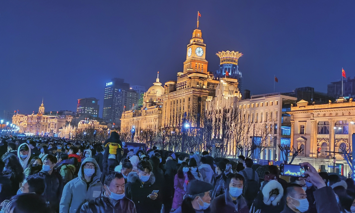 Chinese tourists sightsee on the Bund next to the Huangpu River in Shanghai, during the 2021 New Year holidays. Photo: VCG