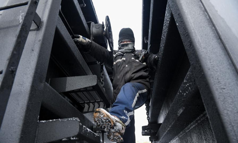 Dispatchers work outdoors in cold winter at Xilinhot station - Vimarsana News