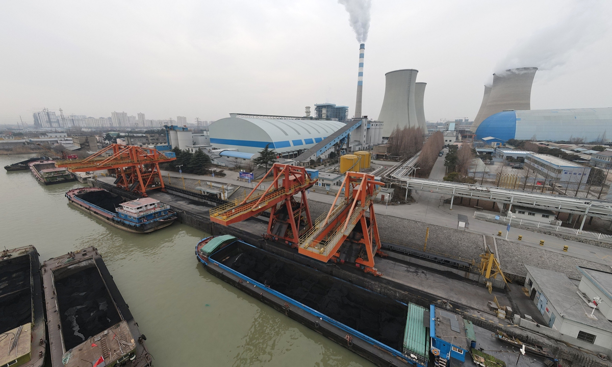 Coal ships berth at the wharf at a power plant in Yangzhou, East China's Jiangsu Province. The 1,000-year-old Grand Canal has become a key transportation artery for vessels loaded with coal in central China to sail south to allow coal-fired plants there to generate more electricity as power demand soars in bitter winter weather. Photo: VCG