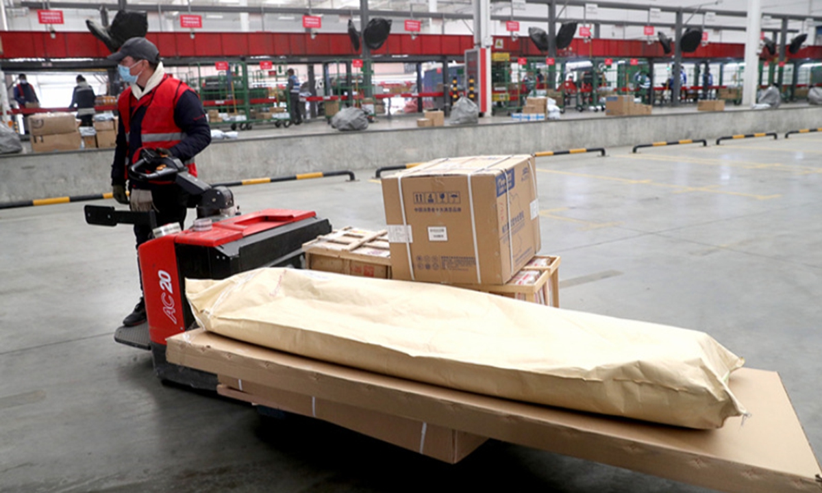 Couriers prepare for rise in parcels ahead of Spring Festival - Global Times