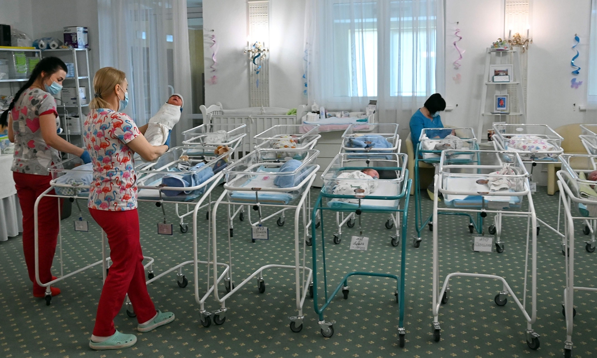 Nurses care for babies born to surrogate mothers at Kiev's Venice hotel on May 15, 2020. Photo: VCG 
