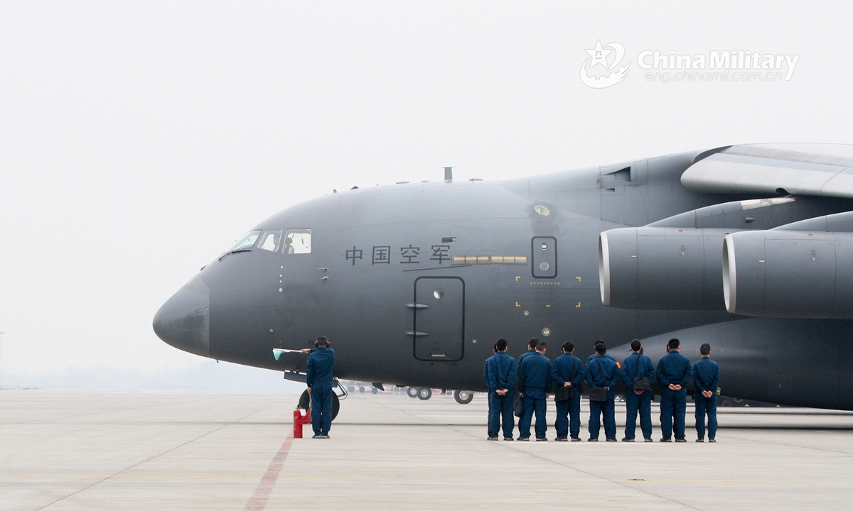 Pilots and crew members assigned to an aviation division under the PLA Western Theater Command get ready for a flight training mission on January 4, 2021. (eng.chianmil.com.cn/Photo by Liu Shu)