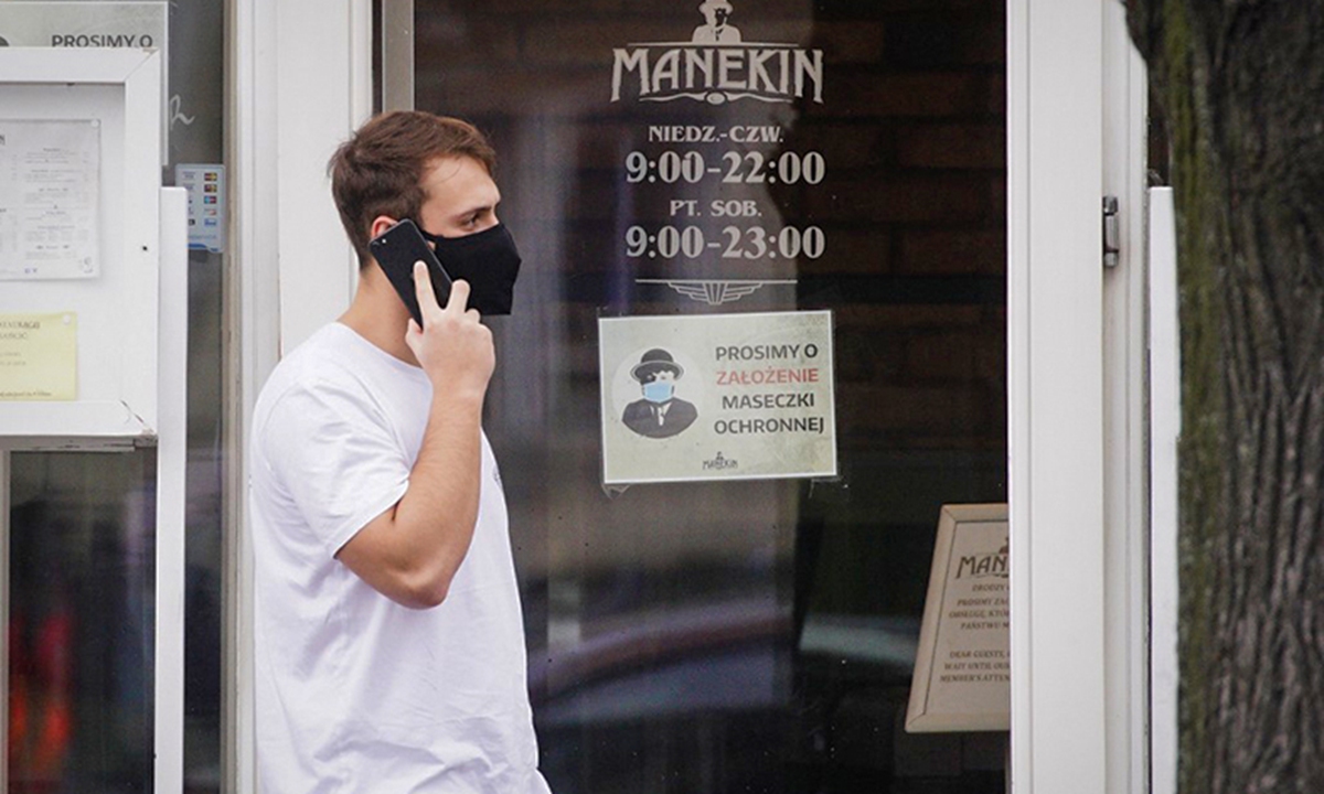 A man wears a face 
mask in Warsaw, 
Poland on October 
23, 2020. Photo: AFP