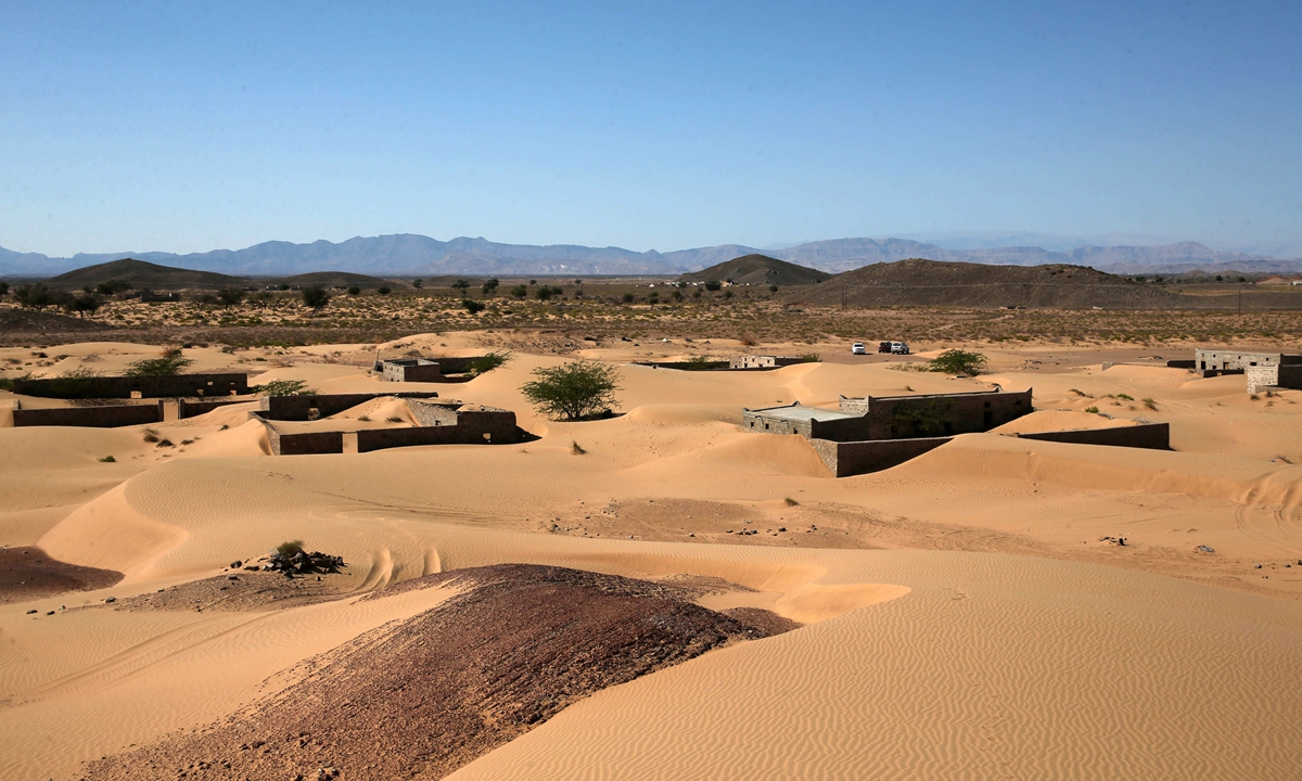 Abandoned houses in the Omani village of Wadi al-Murr, about 400 kilometers southwest of the capital Muscat on December 31, 2020. The advance of the desert is not specific to the sultanate of Oman, and experts say climate change is one of the factors propelling the phenomenon in different parts of the world. Photo: VCG