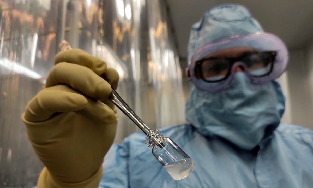 A Cuban technician shows a vaccine at the Vaccine Aseptic and Packaging Processing Plant of the Finlay Vaccine Institute in Havana, on Wednesday. Cuba hopes to produce 100 million doses of its coronavirus vaccine in 2021 and immunize its entire population by the end of this year, announced the director of the Finlay Institute in Havana on Wednesday.  Photo: AFP