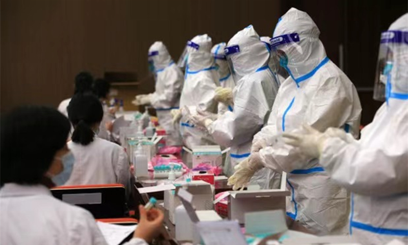 A Shanghai hospital conducts COVID-19 testing on its staffers on January 21, 2021. (photo: Yang Hui/GT)