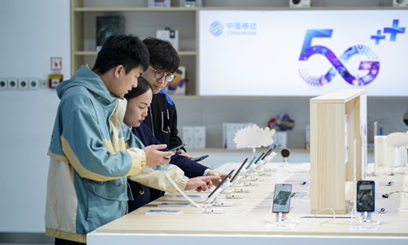 Consumers experience 5G mobile phones at a business hall of China Mobile Beijing Branch in Beijing, capital of China, Oct. 31, 2019. (Xinhua/Shen Bohan)