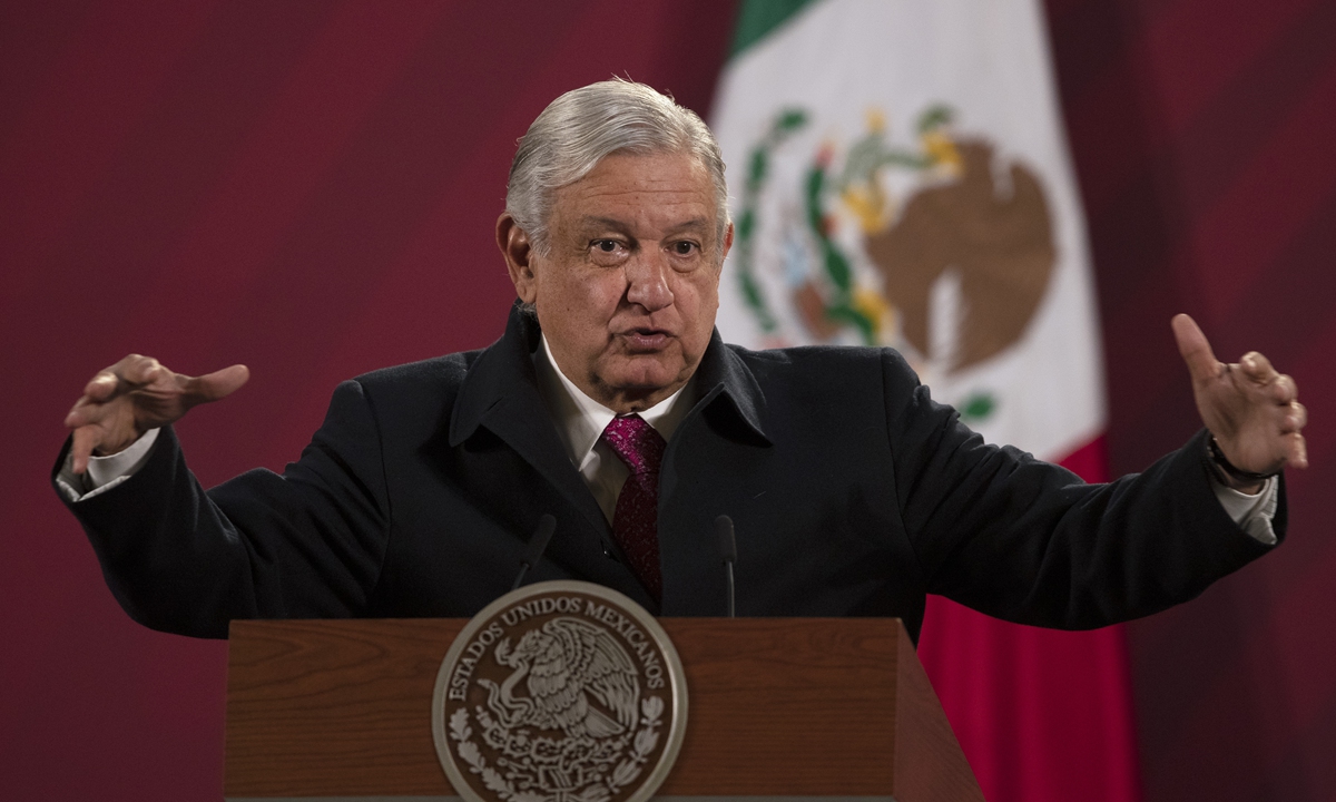 Meksikos prezidentas Andresas Manuelis Lopezas Obradoras sekmadienį tviteryje paskelbė, kad jo COVID-19 testas buvo teigiamas.  Šioje failo nuotraukoje parodyta, kaip jis 2020 m. gruodžio 18 d. rengia rytinę spaudos konferenciją prezidento rūmuose Palacio Nacional Meksikoje. Nuotrauka: IC