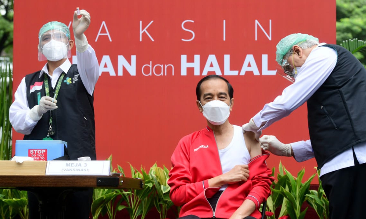Indonesian President Joko Widodo receives his second dose of the COVID-19 vaccine made by China's Sinovac Biotech on Wednesday.  Photo: thepaper.cn