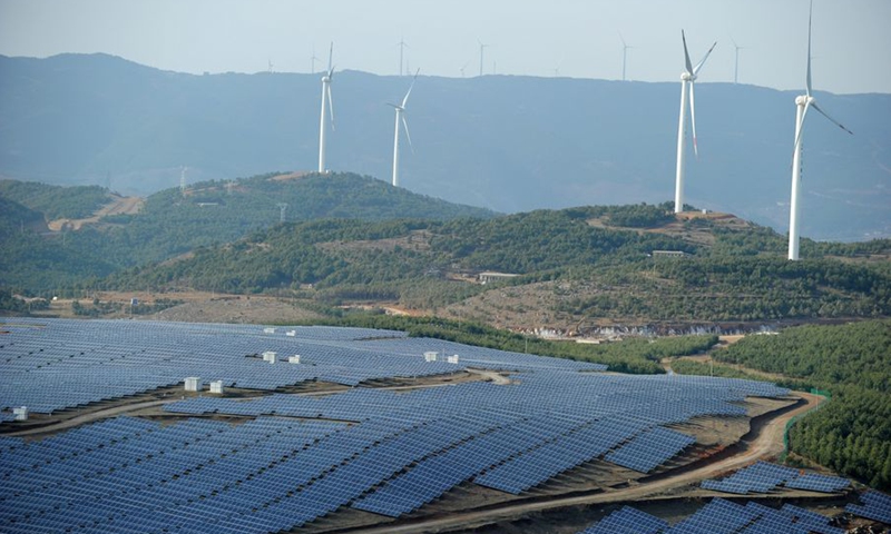 Photo shows the Pingjing photovoltaic (PV) power station and Dahaizi wind power station in Weining County, southwest China's Guizhou Province. File photo: Xinhua