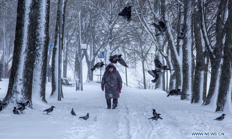 Brīdinājums par smagiem laika apstākļiem Latvijā ilgstošas ​​snigšanas dēļ