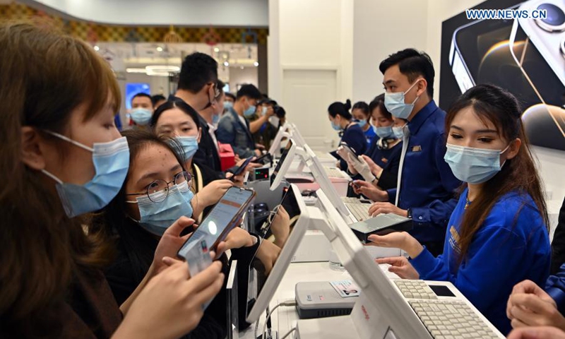 Customers visit Global Premium Duty Free Plaza in Haikou, south China's Hainan Province, Jan. 31, 2021. Two new offshore duty-free shops opened on Sunday in Haikou, capital of south China's island province of Hainan, raising the number of duty-free shops in the province to nine. (Xinhua/Guo Cheng)