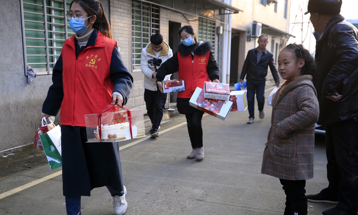 A civil servant delivers gift packages for workers who chose to stay at the city where they work during the Spring Festival holidays in Anji, East China's Zhejiang Province on February 2. Yang Hui/GT
