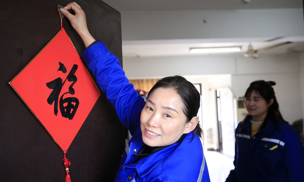 Workers who chose to stay at their factory in Shaoxing, East China's Zhejiang Province during the Spring Festival holidays decorate their dormitories on January 28. Photo: Yang Hui/GT