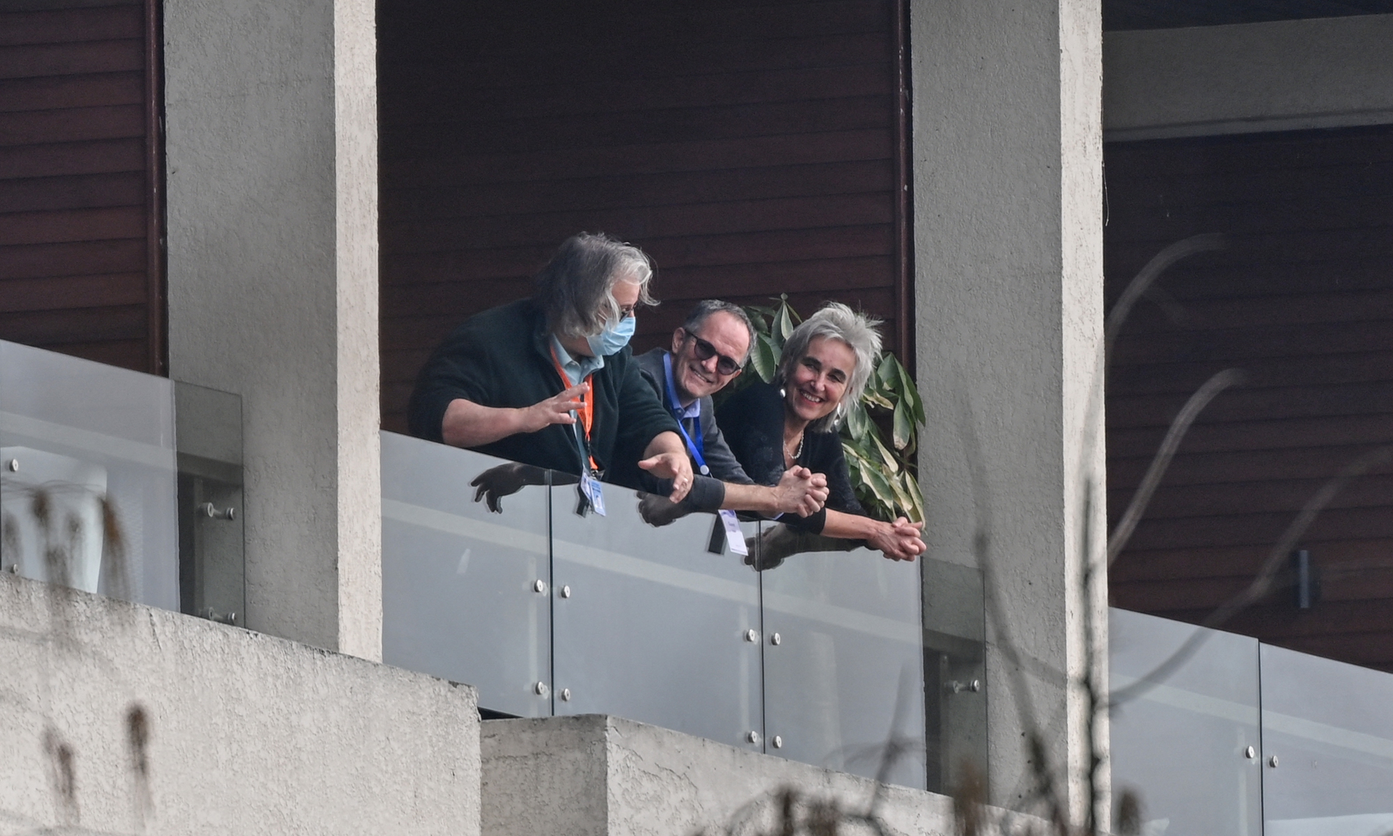 Peter Ben Embarek (center), Marion Koopmans (right) and other members of the World Health Organization (WHO) team investigating the origins of the coronavirus, are seen on a balcony at the Wuhan Hilton Optics Valley Hotel in Wuhan, Central China's Hubei Province on Monday. Photo: AFP