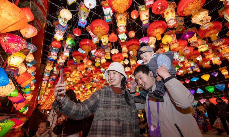 Citizens view lanterns ahead of the Spring Festival at Nanfeng Square in Yuncheng City, north China's Shanxi Province, Feb. 7, 2021.Photo:Xinhua