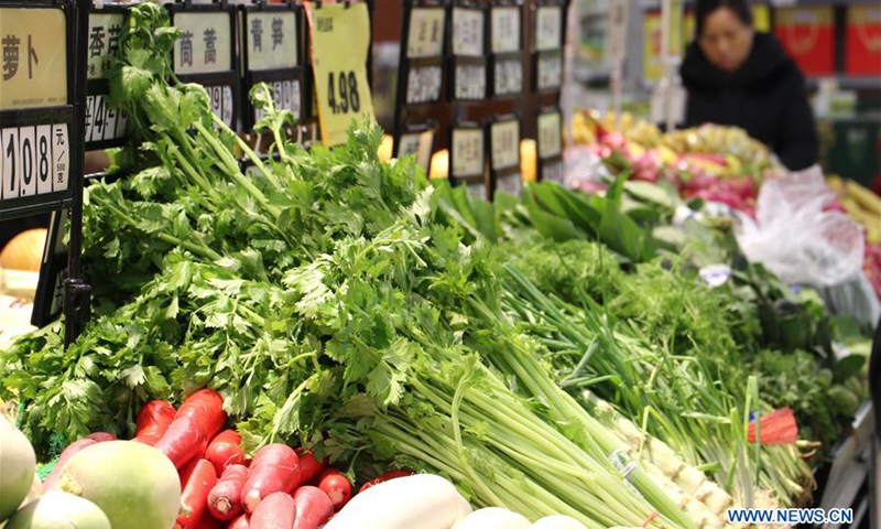 A citizen buys vegetables at a supermarket in Handan City, north China's Hebei Province, Jan. 9, 2020. China's consumer price index (CPI), a main gauge of inflation, rose 2.9 percent year on year in 2019, within government target of 3 percent, official data showed Thursday. (Photo: Xinhua)