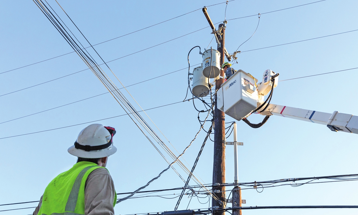 A worker (right) repairs a power line in Austin, Texas, the US, on Saturday. Photo: VCG
