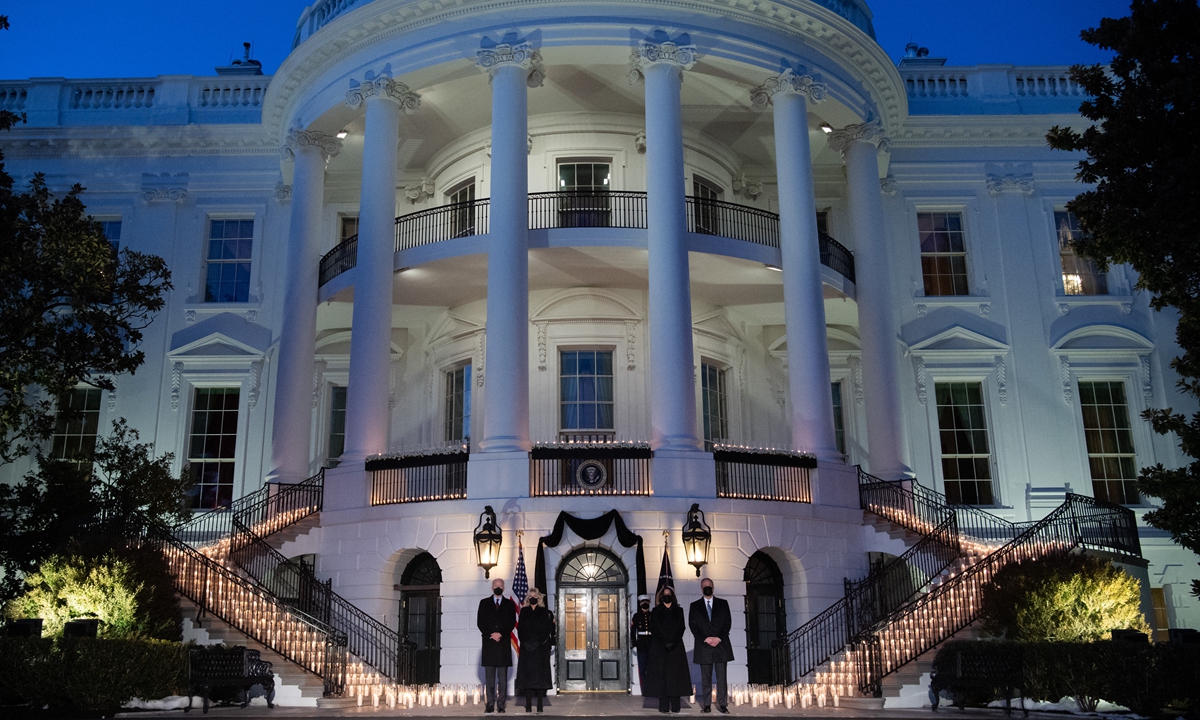 US President Joe Biden (first left) and Vice President Kamala Harris (second right) hold a moment of silence for the dead due to COVID-19 at the White House on Monday. Photo: AFP