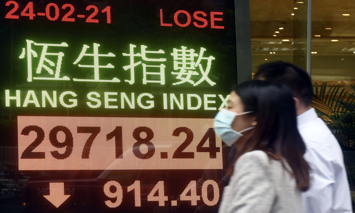 HKEX shares on Wednesday plunged over 10 percent when the afternoon session began and closed down 8.78 percent. The Hang Seng Index shed nearly 3 percent to finish below 30,000 points. Photo: cnsphoto