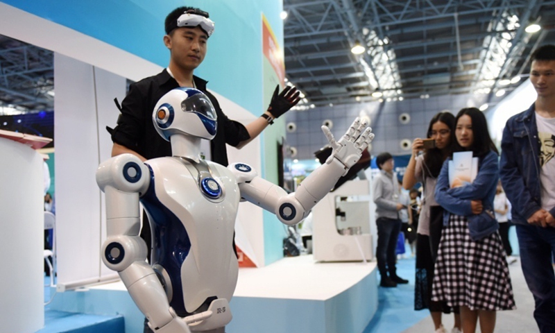 People look at a bionic robot at an exhibition during the 2017 national mass innovation and entrepreneurship week in Beijing, capital of China, Sept. 15, 2017. More than 300 items and projects on artificial intelligence, biotechnology, new material, energy conservation, environmental protection, intelligent robot and Internet plus were displayed at the exhibition.(Photo: Xinhua)