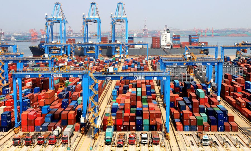 Photo taken on May 16, 2018 shows an automatic container dock in Qingdao, east China's Shandong Province.(Photo: Xinhua)