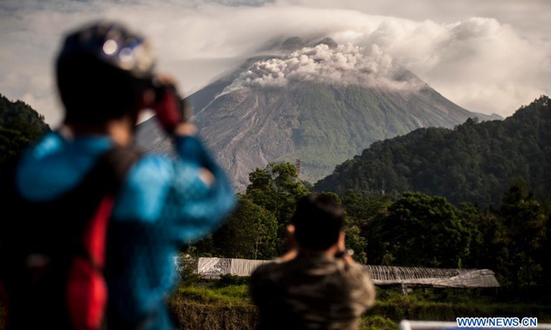 Photo taken on Feb. 27, 2021 shows white smoke and volcanic material spewing from Mount Merapi seen from Kaliurang, Yogyakarta, Indonesia.Photo:Xinhua