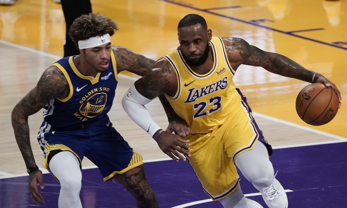 Los Angeles Lakers' LeBron James (yellow jersey) plays during NBA games. Photos: IC