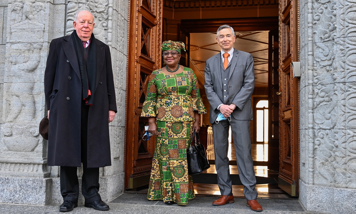 New Director-General of the World Trade Organization (WTO) Ngozi Okonjo-Iweala(center) poses between WTO Deputy Directors-General Alan Wolff (left) and Karl Brauner upon her arrival at the WTO headquarters in Geneva, Switzerland, Monday. Okonjo-Iweala takes the reins of the WTO amid hopes she will infuse the beleaguered body with fresh momentum to address towering challenges and a pandemic-fueled global economic crisis. Photo: VCG