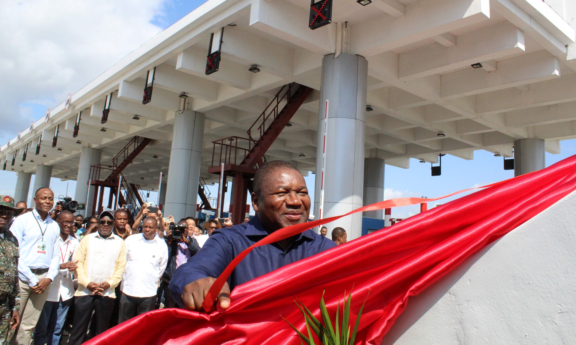 Mozambican President Filipe Nyusi attends the opening ceremony of the bridge in 2018 in Maputo, Mozambique. Photo: VCG