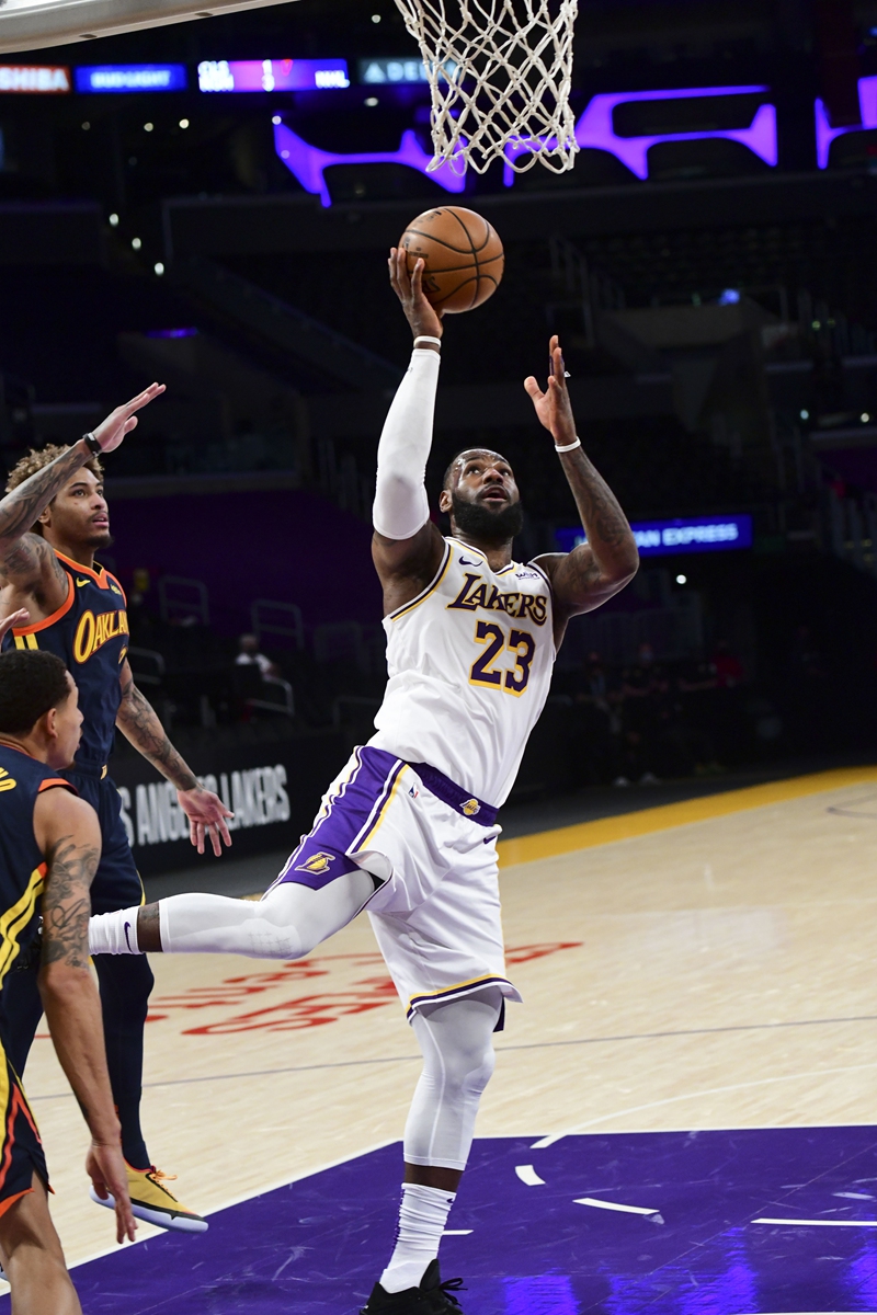 LeBron James of the Los Angeles Lakers shoots the ball against the Golden State Warriors on Sunday in Los Angeles, California. Photo: VCG