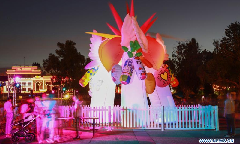 Photo taken on Feb. 28, 2021 shows an artwork displayed in front of the Old Parliament House during the Enlighten Festival in Canberra, Australia. The annual Enlighten Festival runs from Feb. 26 to March 8 in Canberra with landmark buildings illuminated with colorful lights. People visiting the festival this year are required to register in advance and keep social distancing.(Photo: Xinhua)