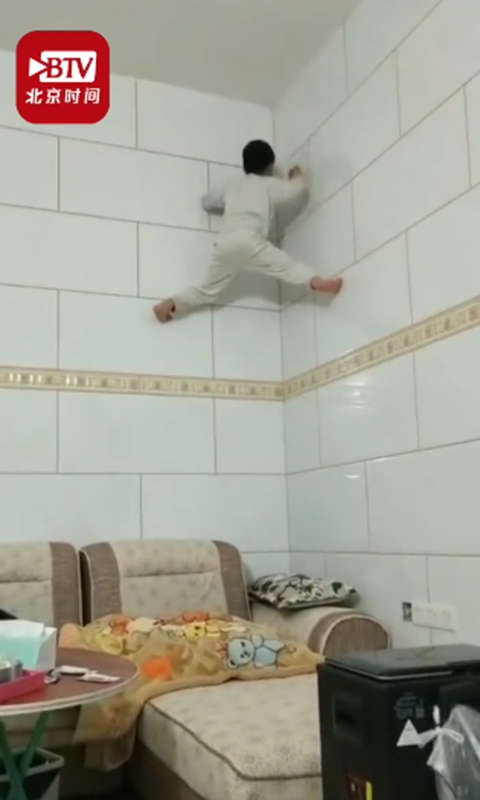 The boy ran towards the wall from one end of a sofa and jumped onto the corner of the wall, with limbs stretching out against the two sides, lifting his whole body and climbing to the ceiling. Photo: screenshot of BTV News on Sina Weibo.