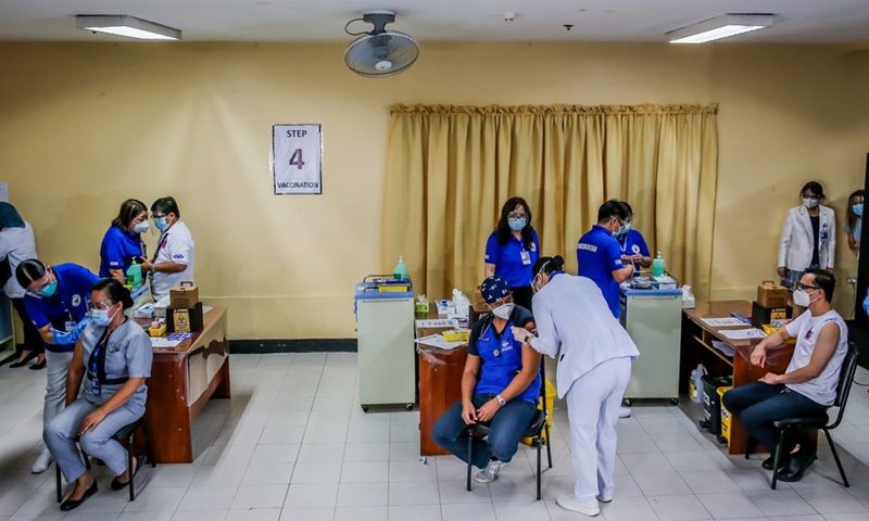 Health workers receive the COVID-19 vaccines from China's Sinovac on the first day of the vaccination at the Lung Center of the Philippines in Manila, the Philippines on March 1, 2021.(Photo: Xinhua)