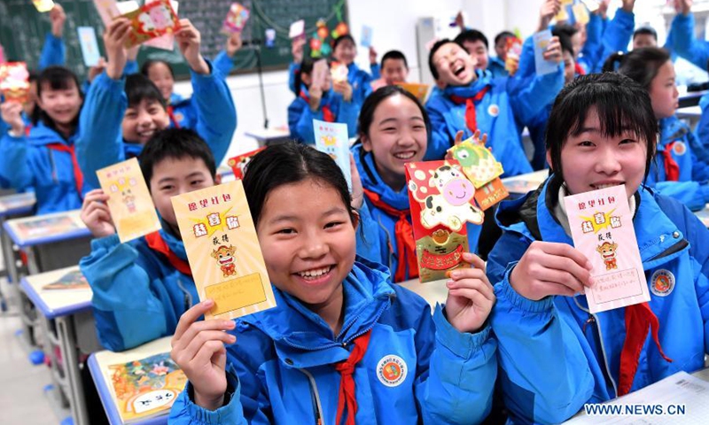 Students show wish cards they have received at the Experimental Primary School in Beilin District of Xi'an, northwest China's Shaanxi Province, March 1, 2021. Monday marks the first day of a new semester of middle schools and primary schools in Xi'an.(Photo: Xinhua)