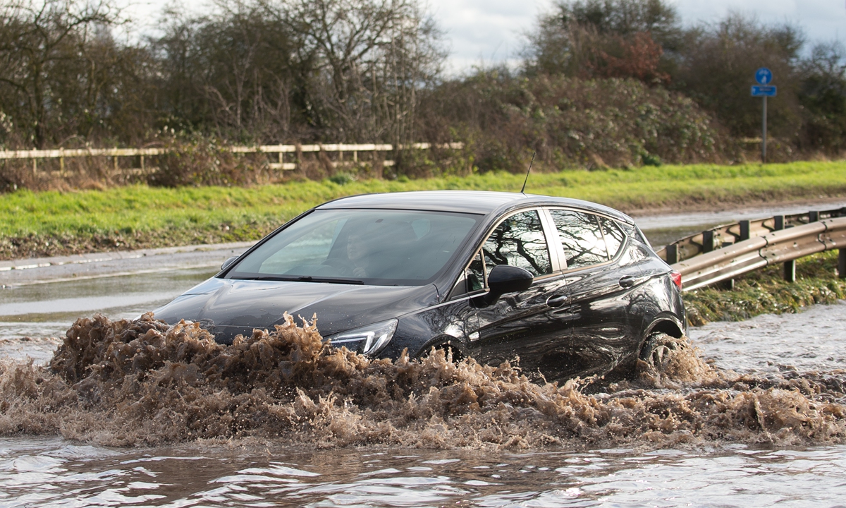 Motorists make their way through floodwater on Derby Road in Hathern, Leicestershire. Picture date: Tuesday January 19, 2021. Photo: VCG
