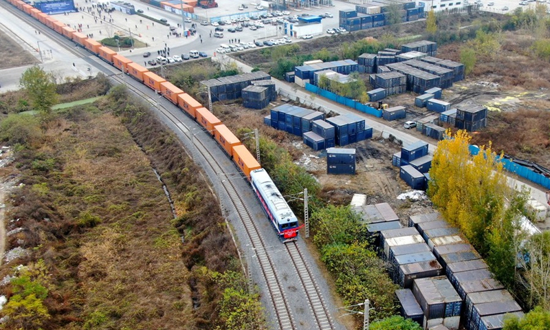 Aerial photo shows a China-Europe freight train bound for Helsinki, Finland departing from Putian Station of Zhengzhou, central China's Henan Province, Nov. 20, 2020.(Photo: Xinhua)