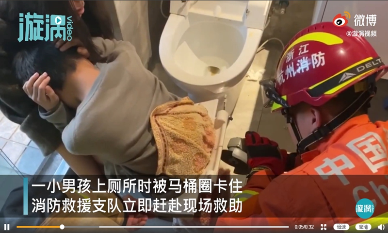 In the video, the boy was seen sitting on the toilet seat in despair, with arms covering his head in an attempt to hide his tears and embarrassment. Photo: screenshot of Xuanwo Video on Sina Weibo.