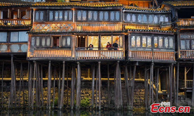 Photo taken on Feb. 16, 2021 shows tourists enjoy the scenery on stilted buildings in Fenghuang Town, Xiangxi Tujia and Miao autonomous prefecture, Central China's Hunan Province.Photo:China News Service