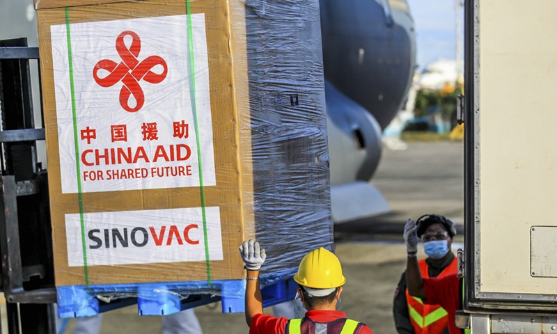 Staff members unload vaccines donated by China at a Philippine Air Force base in Manila, the Philippines, on Feb. 28, 2021.(Photo: Xinhua)