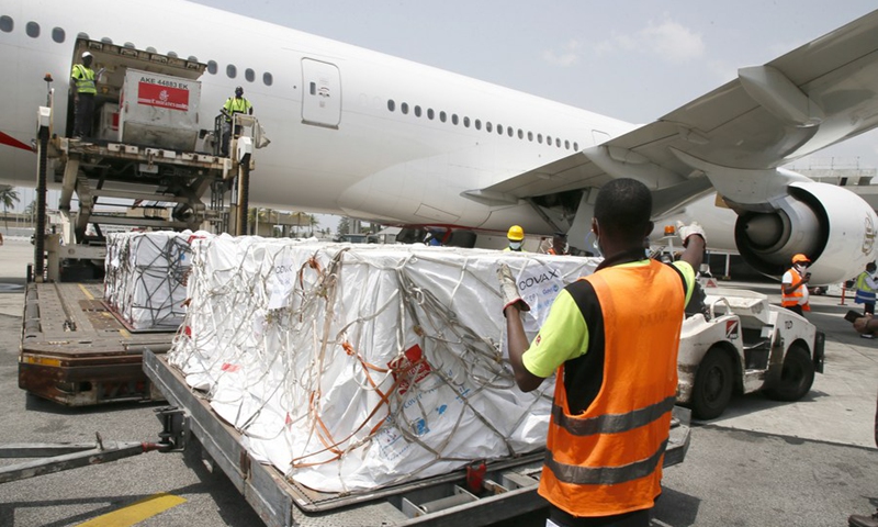 Workers transfer boxes of COVID-19 vaccines arrived at Abidjan International Airport in Abidjan, Cote d'Ivoire, Feb. 26, 2021.(Photo: Xinhua)