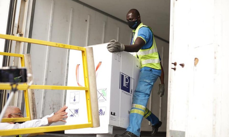 Airport workers unload COVID-19 vaccines at the Kotoka International Airport in Accra, capital of Ghana, Feb. 24, 2021. (Photo: Xinhua)