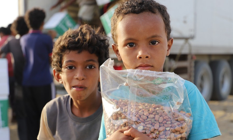 A boy holds a bag of broad beans which he just received from a humanitarian group in Hajjah Province, north Yemen, on Dec. 26, 2020.(Photo: Xinhua)