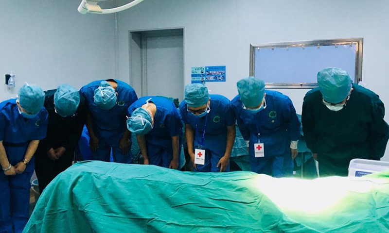 Medical staff bow to the organ donor Li Hongyan before the organ procurement surgery in Shannan, southwest China's Tibet Autonomous Region, Aug. 22, 2018. File photo:Xinhua