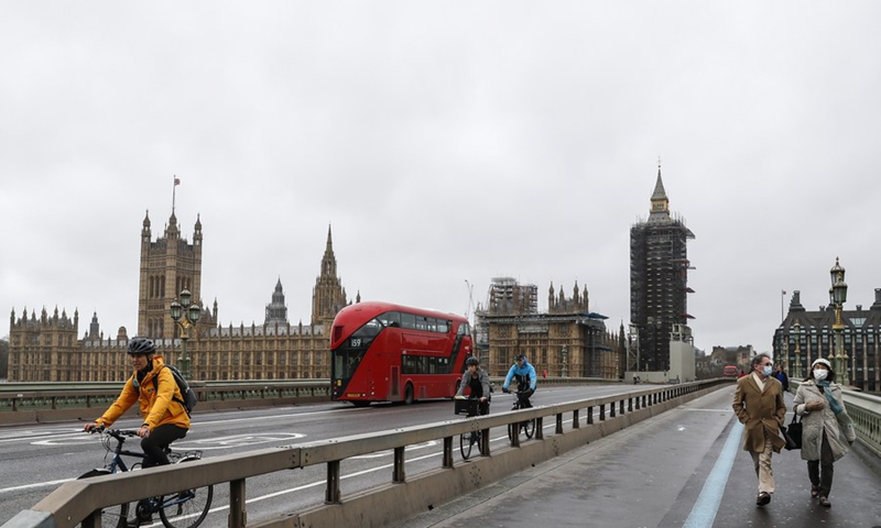 People commute along Westminster Bridge in London, Britain, Feb. 17, 2021.(Photo: Xinhua)