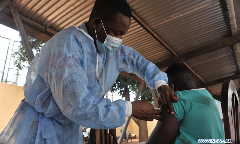 A nurse administers the COVID-19 vaccine to a man at a hospital in Accra, Ghana, on March 2, 2021. The government of Ghana Tuesday rolled out a program to commence the mass vaccination of people living in some 43 epicenter-districts in the Greater Accra, Ashanti and Central regions against the COVID-19 pandemic.(Photo: Xinhua)