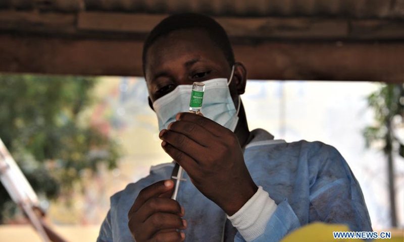 A nurse prepares to administer the COVID-19 vaccine at a hospital in Accra, Ghana, on March 2, 2021. The government of Ghana Tuesday rolled out a program to commence the mass vaccination of people living in some 43 epicenter-districts in the Greater Accra, Ashanti and Central regions against the COVID-19 pandemic.(Photo: Xinhua)