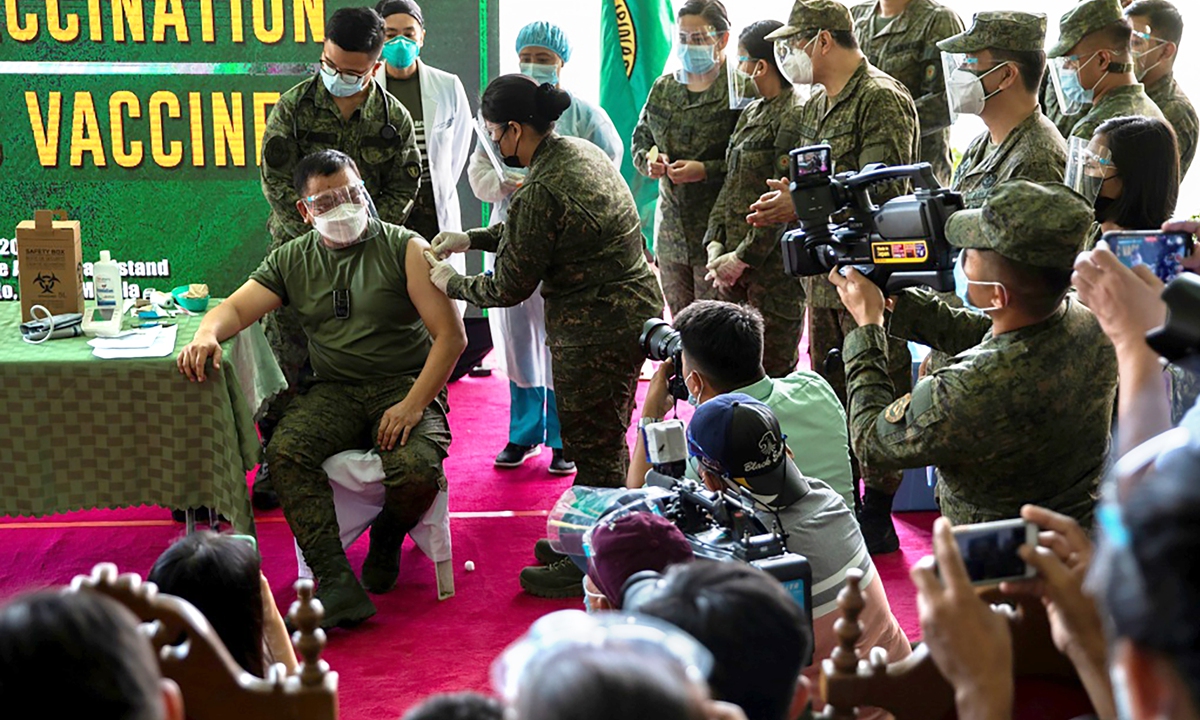 Philippine Army Commanding General Jose Faustino Jr. gets a Chinese-produced Sinovac COVID-19 vaccine shot at the national headquarters of the Philippine Army in Fort Bonifacio, Metro Manila, Philippines, on Wednesday. Photo: thepaper.cn